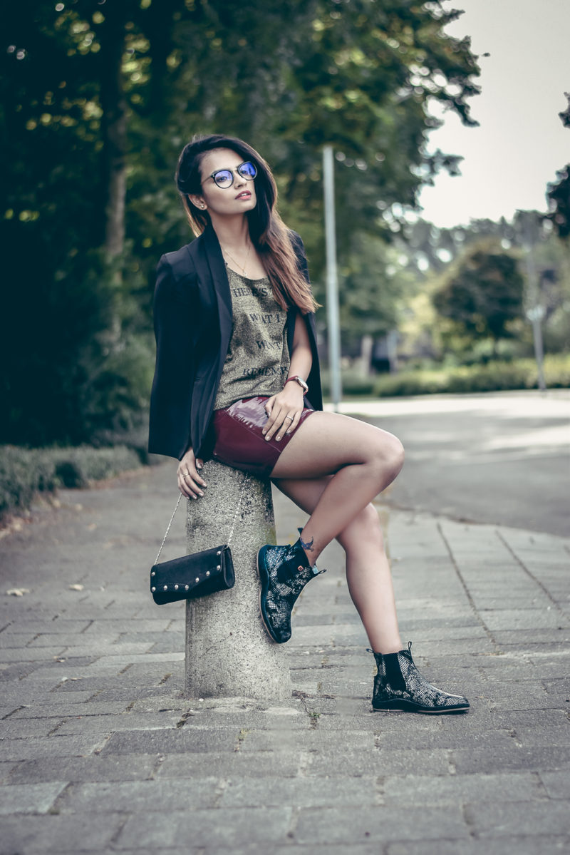 black-blazer-latex-maroon-skirt-black-boots-glasses-shrads-com0356