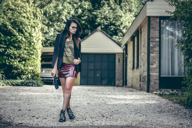 black-blazer-latex-maroon-skirt-black-boots-glasses-shrads-com0485