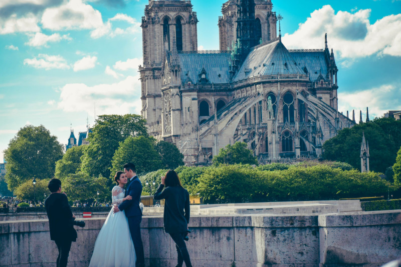Wedding Shoot behind Cathédrale Notre-Dame de Paris
