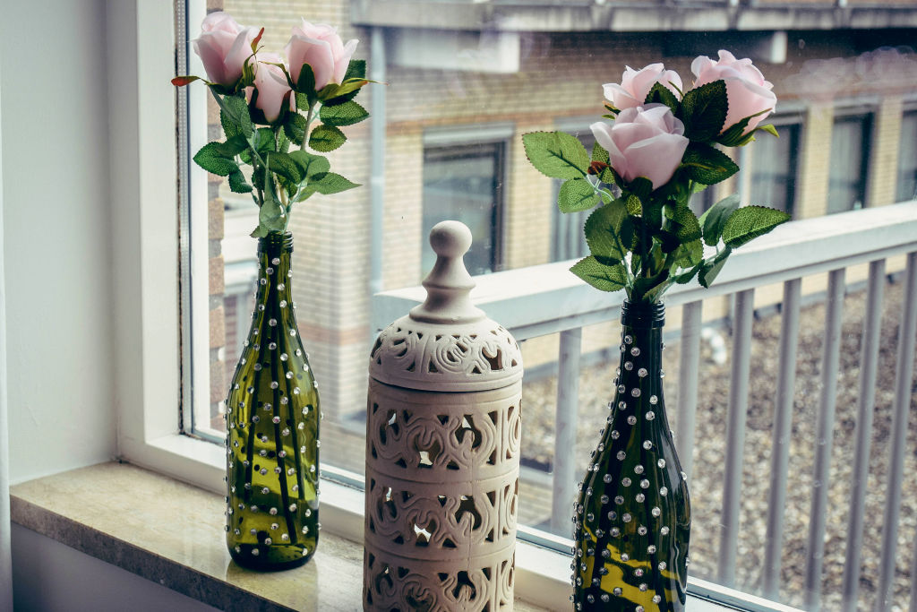 DIY : How to Reuse Wine Bottles as Flower Vases